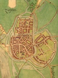 <p>Kaart van Zutphen, omstreeks 1560 gemaakt door Jacob van Deventer. Op deze kaart zijn het stratenverloop en de stedelijke verdedigingswerken niet heel nauwkeurig maar wel zeer betrouwbaar weergegeven. De zuidzijde van de stad had destijds een extra verdedigingsring in de vorm van een aarden voorwal langs de Spittaalstad die tot aan de Saltpoort doorliep. </p>
